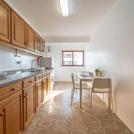 Feliciano Ramos 2 - T4 Familiar Perto Do Centro Da - Appartement *