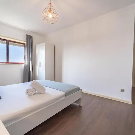 Feliciano Ramos 2 - T4 Familiar Perto Do Centro Da - *